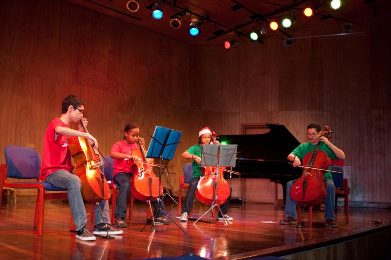 Estudiantes de violonchelo en concierto navideño
