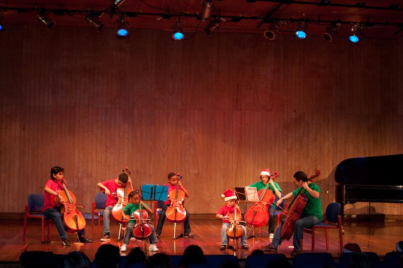 Ensamble de violonchelos en el escenario